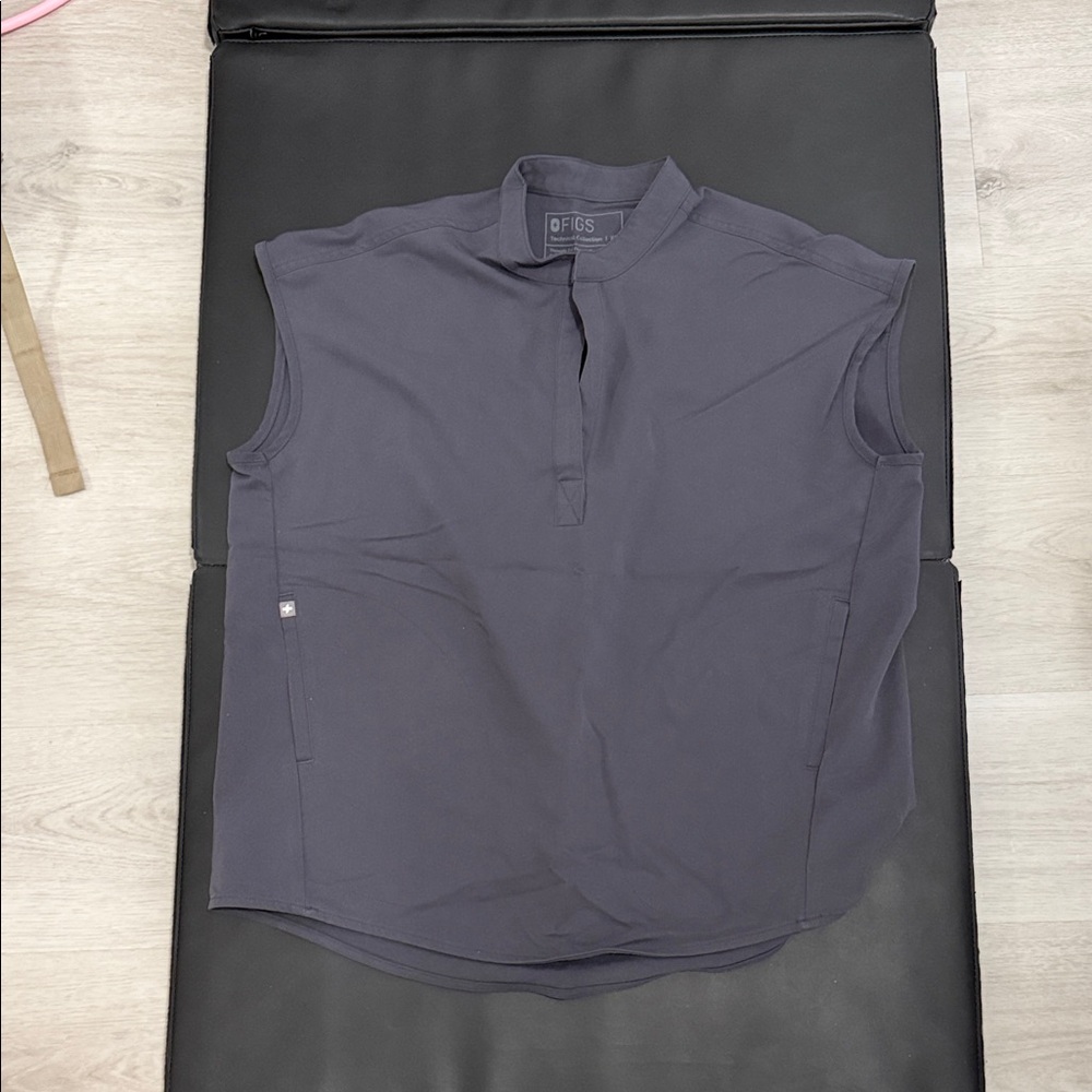 FIGS Rafaela Top & Zamora Joggers in Charcoal